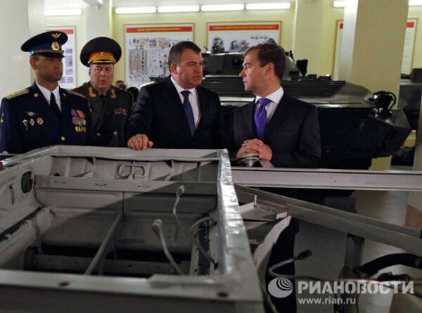 Medvedev pays visit to 11th Air Assault Brigade - Sputnik International