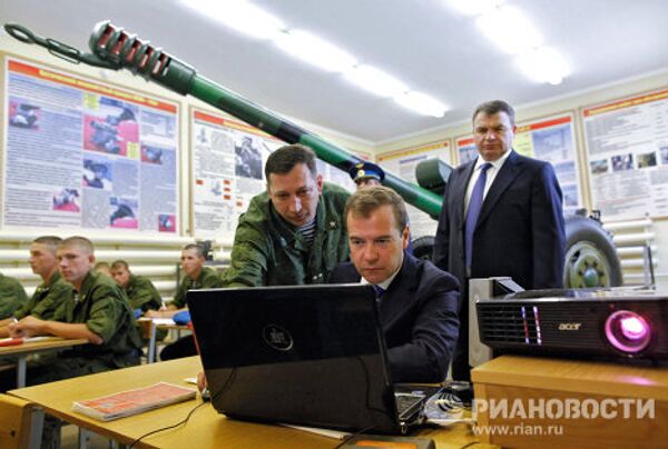 Medvedev pays visit to 11th Air Assault Brigade - Sputnik International