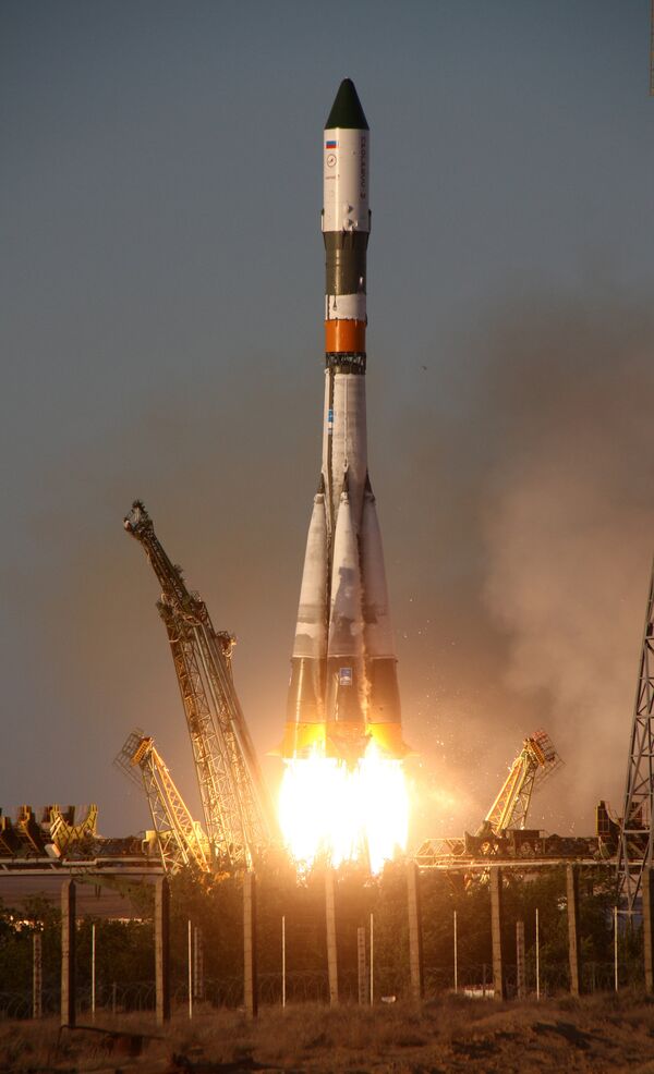 Soyuz-U carrier rocket with Progress M space freighter - Sputnik International