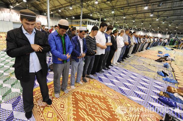 Service held in Moscow to celebrate Muslim holiday of Eid al-Fitr  - Sputnik International