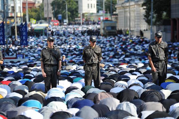 Service held in Moscow to celebrate Muslim holiday of Eid al-Fitr  - Sputnik International