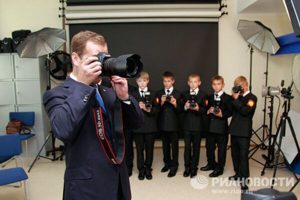 Day of Knowledge: master class in photography and gardening from Dmitry Medvedev  - Sputnik International
