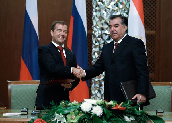 Russian President Dmitry Medvedev and his Tajik counterpart Emomali Rakhmon - Sputnik International
