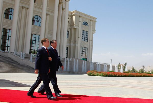 President Dmitry Medvedev and his Tajik counterpart Emomali Rahmon - Sputnik International