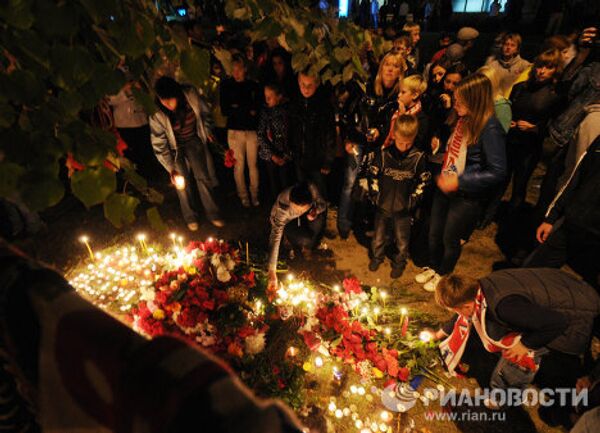 Flowers and candles in memory of Lokomotiv hockey players - Sputnik International