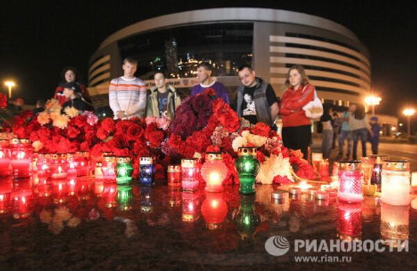Flowers and candles in memory of Lokomotiv hockey players - Sputnik International