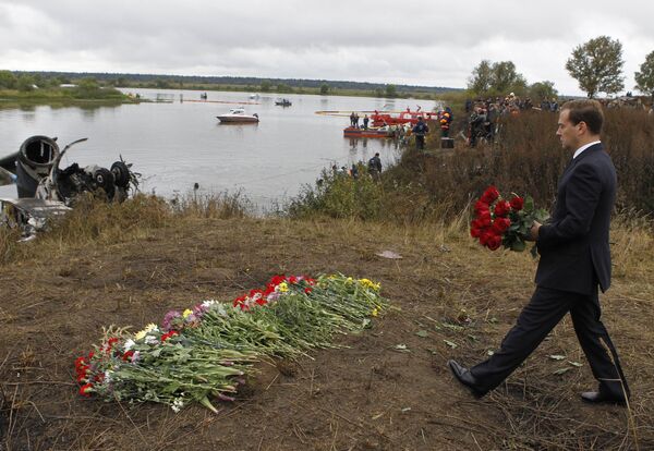 Medvedev lays flowers at Yaroslavl crash site - Sputnik International