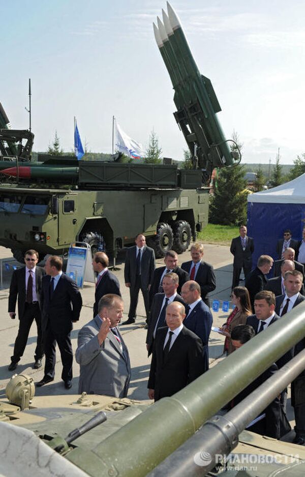 Russian Prime Minister Vladimir Putin at an arms show - Sputnik International