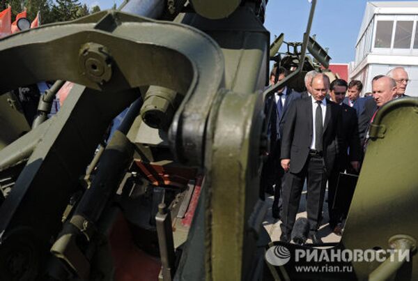 Russian Prime Minister Vladimir Putin at an arms show - Sputnik International