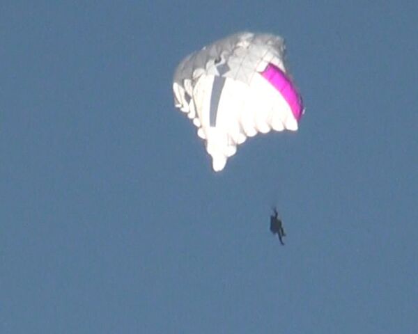 New parachute flies against the wind - Sputnik International