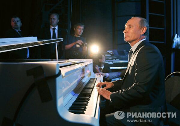 Vladimir Putin visits the Theatre of Nations in Moscow - Sputnik International