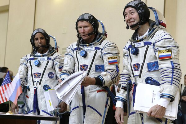 NASA astronaut Joseph Acaba and Russian cosmonauts Gennady Padalka and Sergei Revin - Sputnik International