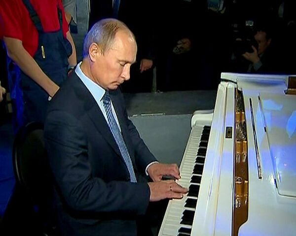 Putin plays the piano in Moscow theater  - Sputnik International