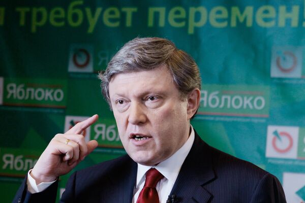 The Central Election Commission says it is ready to disqualify Yabloko party founder Grigory Yavlinsky from the presidential race because too many of his signatures of support are invalid - Sputnik International