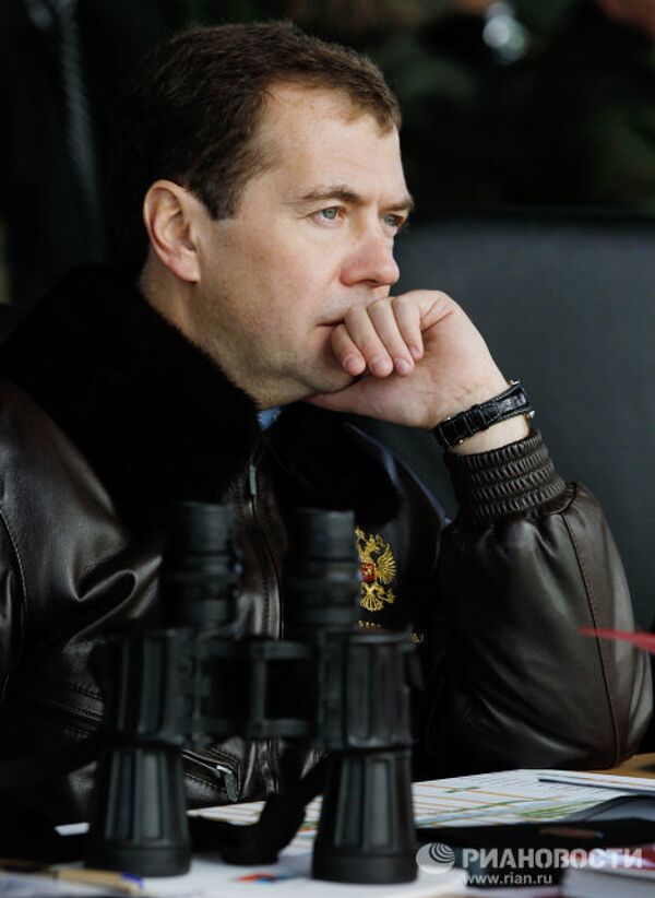 Dmitry Medvedev attends Center 2011 strategic military exercise - Sputnik International