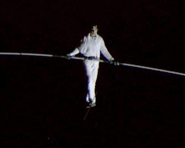 Tightrope walker fails to cross Moskva  River - Sputnik International
