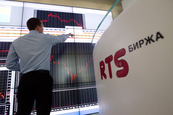 Russian stocks tumble amid external negatives - Sputnik International
