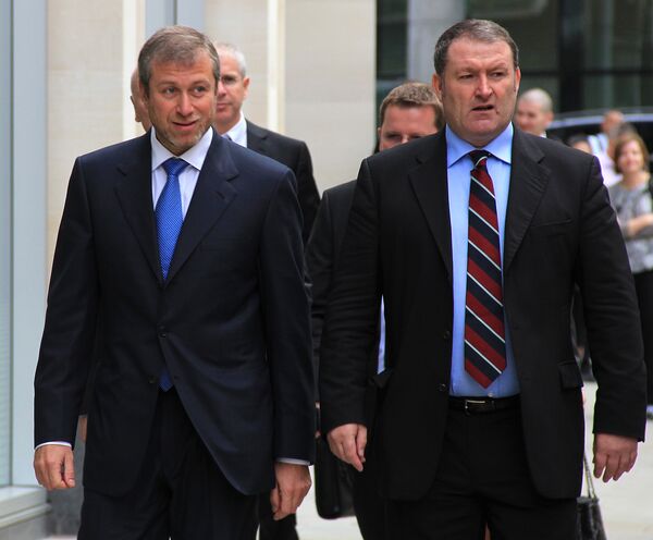 Roman Abramovich (on the left) arrives at the London court - Sputnik International