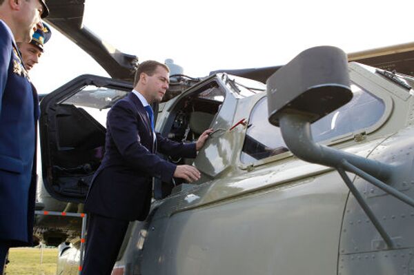 Medvedev visits helicopter base - Sputnik International