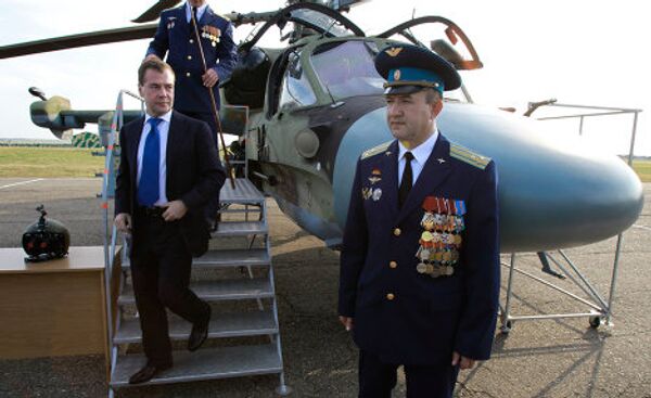 Medvedev visits helicopter base - Sputnik International
