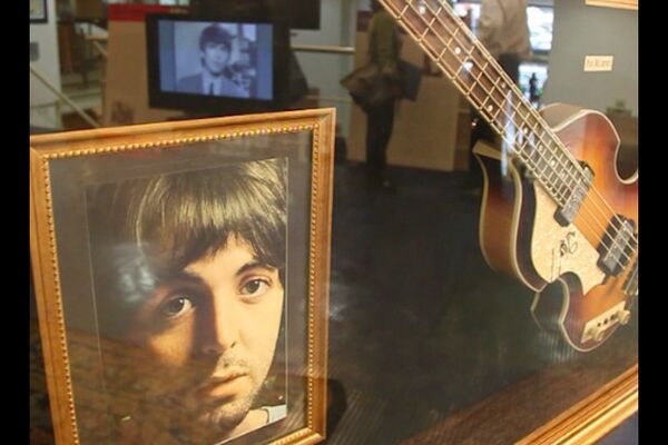 Autographed John Lennon guitar on the auction block in Argentina - Sputnik International