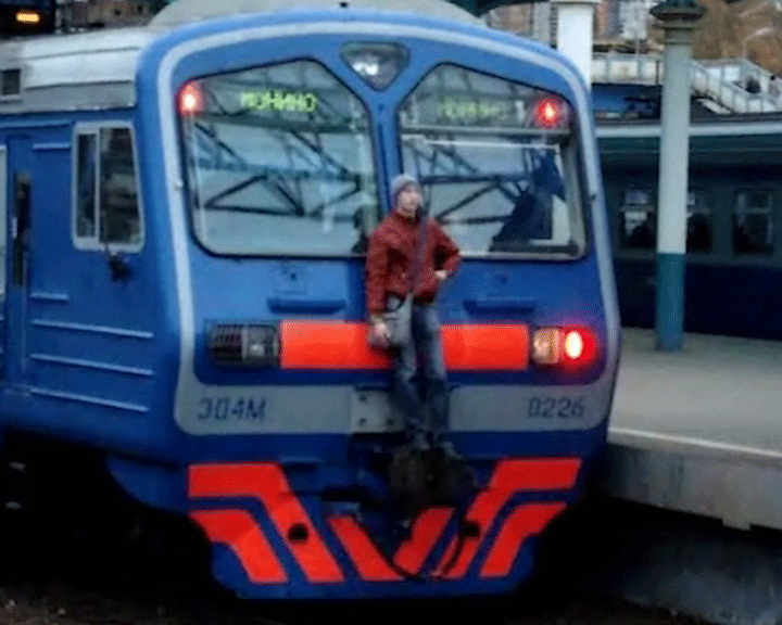 Passenger hitches a free ride on Moscow region commuter train  - Sputnik International
