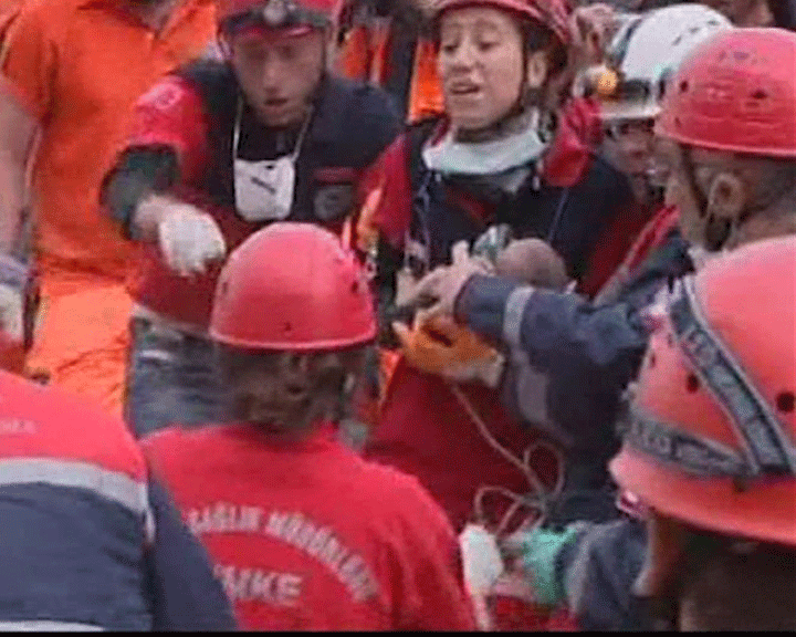 Two week old baby quake survivor rescued from rubble  - Sputnik International