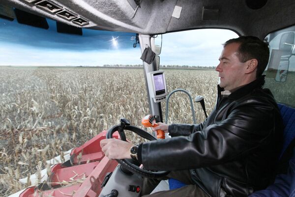 Medvedev, Putin take part in corn harvesting competition - Sputnik International