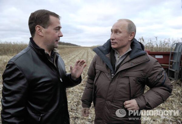 Medvedev, Putin take part in corn harvesting competition - Sputnik International