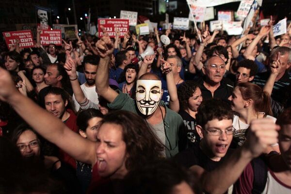 Israelis angered by the spiralling cost of living chant slogans during a protest on October 29, 2011 in Tel Aviv's downtown Rabin Square .  - Sputnik International