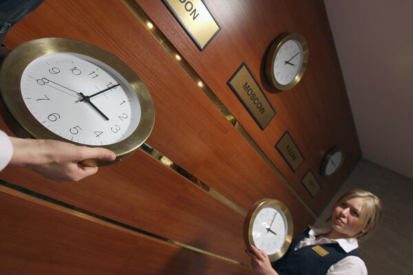 Russians turn up late at work‎ because of time switch chaos - Sputnik International