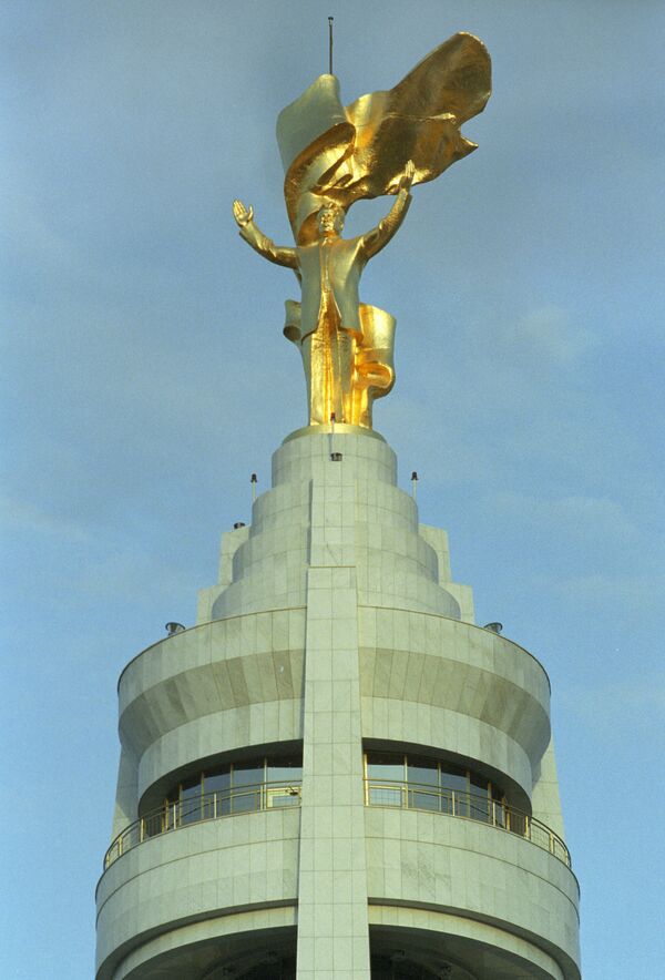 Gold-plated statue of Niyazov restored in Ashgabat - Sputnik International