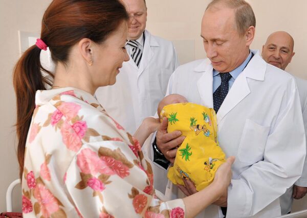 Putin visits 'seven-billionth' baby in Kaliningrad - Sputnik International