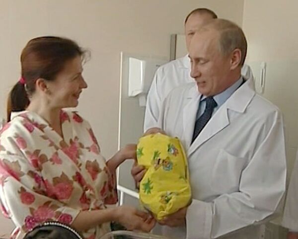 Putin holds seven-billionth human - Sputnik International