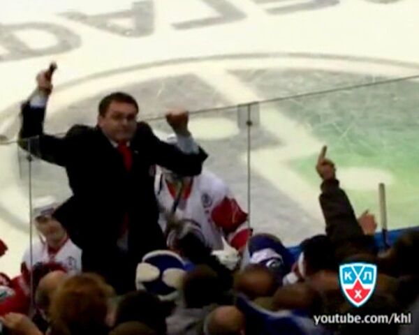 KHL coach Andrei Nazarov attacks fans with hockey stick - Sputnik International