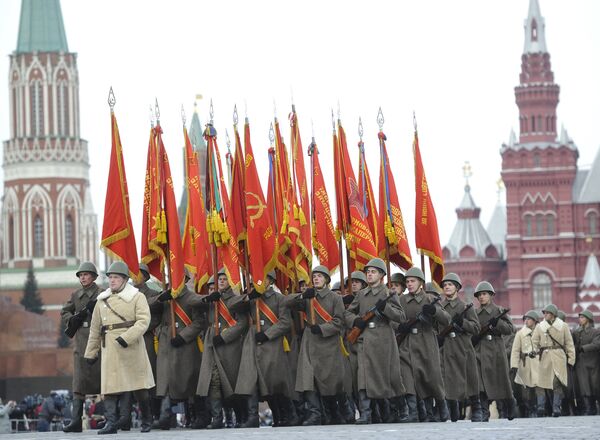 Procession commemorating November 1941 parade on Red Square - Sputnik International