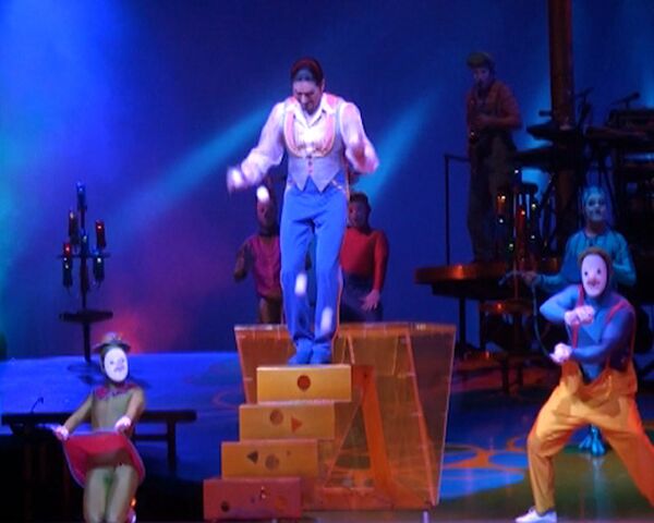 Cirque du Soleil leaves Moscow impressed with its show Saltimbanco.     - Sputnik International