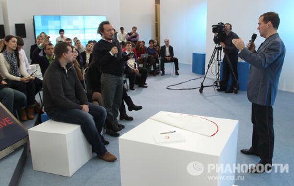 Dmitry Medvedev meets Russian internet activists   - Sputnik International