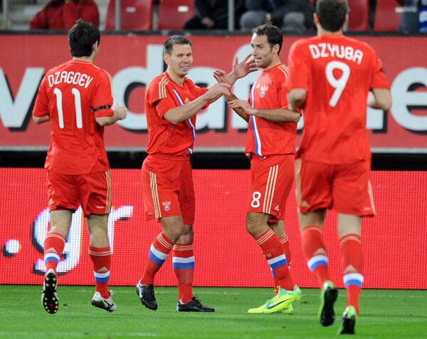 Russian players celebrate a goal against Greece - Sputnik International