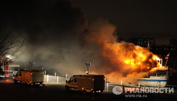 Passenger vessel Sergei Abramov burns in Moscow  - Sputnik International