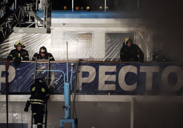 Passenger vessel Sergei Abramov burns in Moscow  - Sputnik International