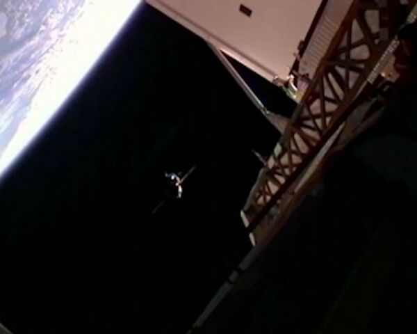 Soyuz TMA-22 docks with ISS: Video from space - Sputnik International