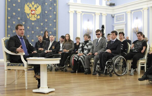 Medvedev invites disabled to participate in 'big government' - Sputnik International