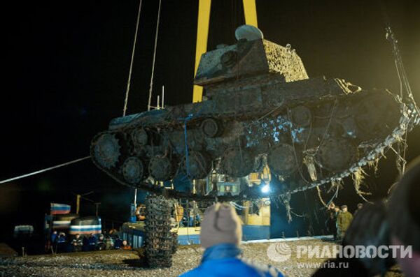 Raising World War II tank from the bottom of the Neva River - Sputnik International