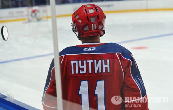 Putin scores goals at training with Russian ice hockey stars - Sputnik International