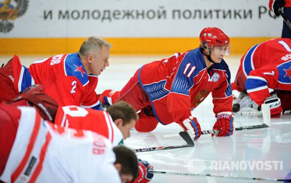 Putin scores goals at training with Russian ice hockey stars - Sputnik International