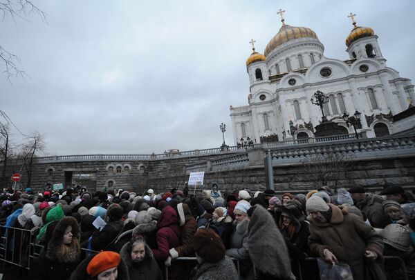 Thousands gather in Moscow to see main Christian shrine - Sputnik International