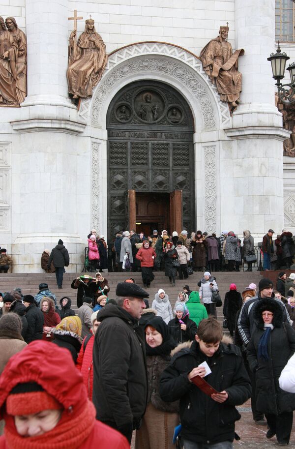 Russians spend 15 hours in line to main Christian shrine - Sputnik International