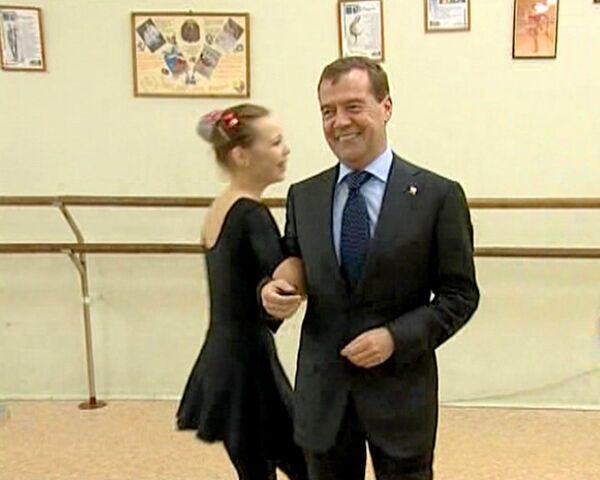 President Medvedev dances with children - Sputnik International