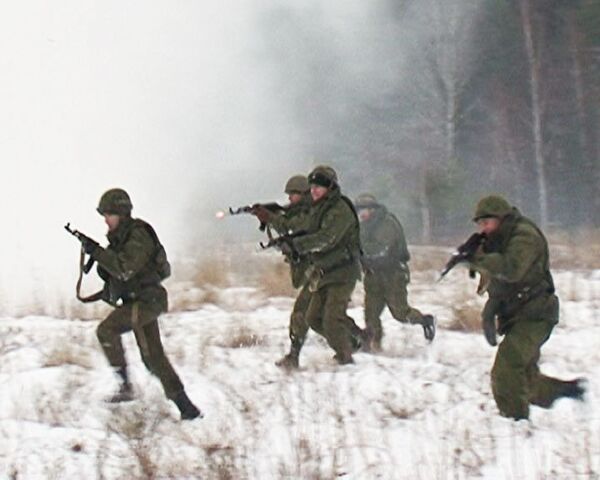 Contract soldiers hone their BMP driving and firing skills  - Sputnik International